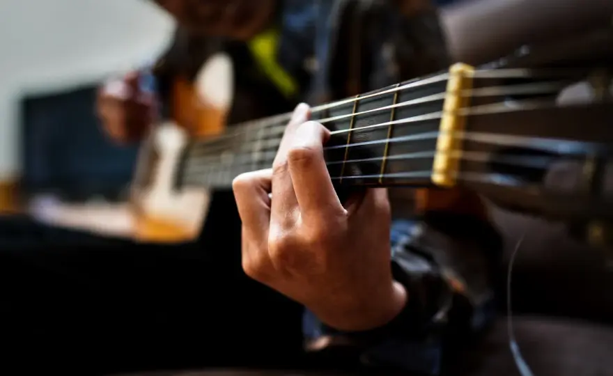 Czy nauka gry na gitarze jest trudna? Oto wyzwania i rozwiązania