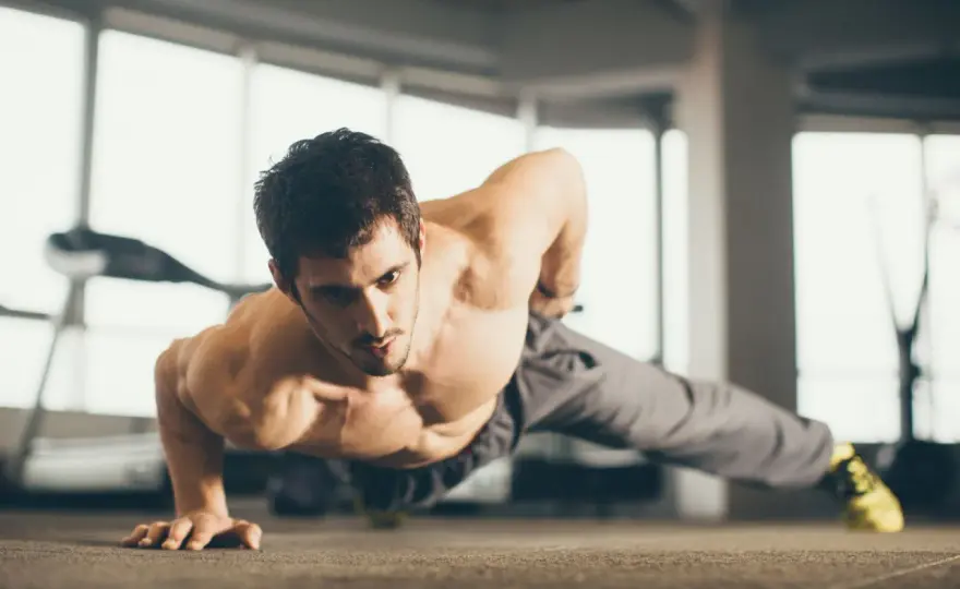 CrossFit vs Kalistenika: Który trening zmieni Twoje ciało?