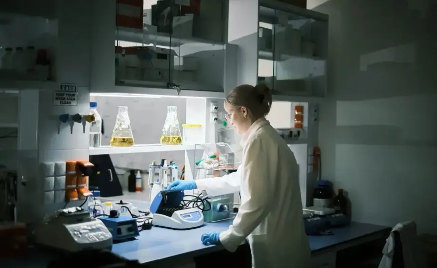 Ile zarabia mikrobiolog w Polsce - mediana i jak podnieść pensję