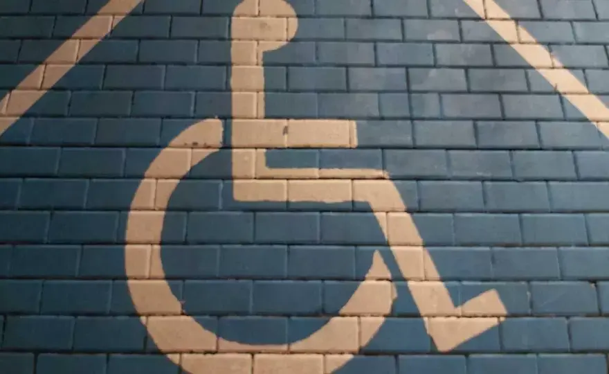 Do jakich znaków może nie stosować się osoba niepełnosprawna w ruchu drogowym?