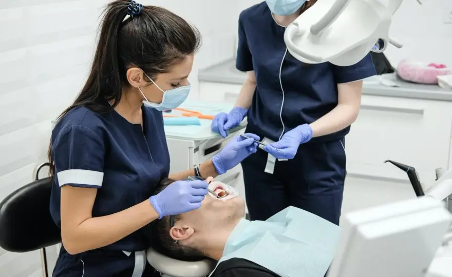 Czy u dentysty trzeba mieć maseczkę? Aktualne zasady wizyty