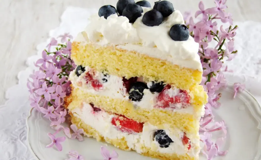 Bardzo łatwy tort z mascarpone z owocami - prosty przepis