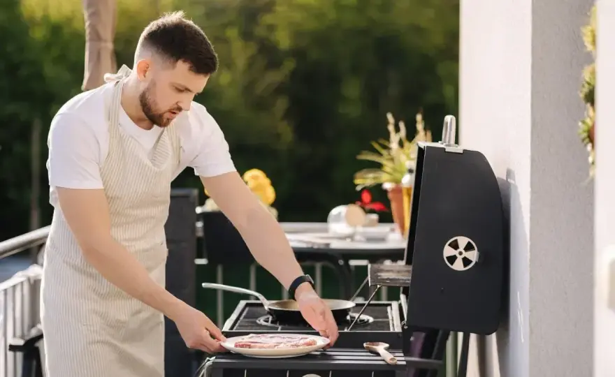 Grill na balkonie - Czy to bezpieczne? Sprawdź przed sezonem!