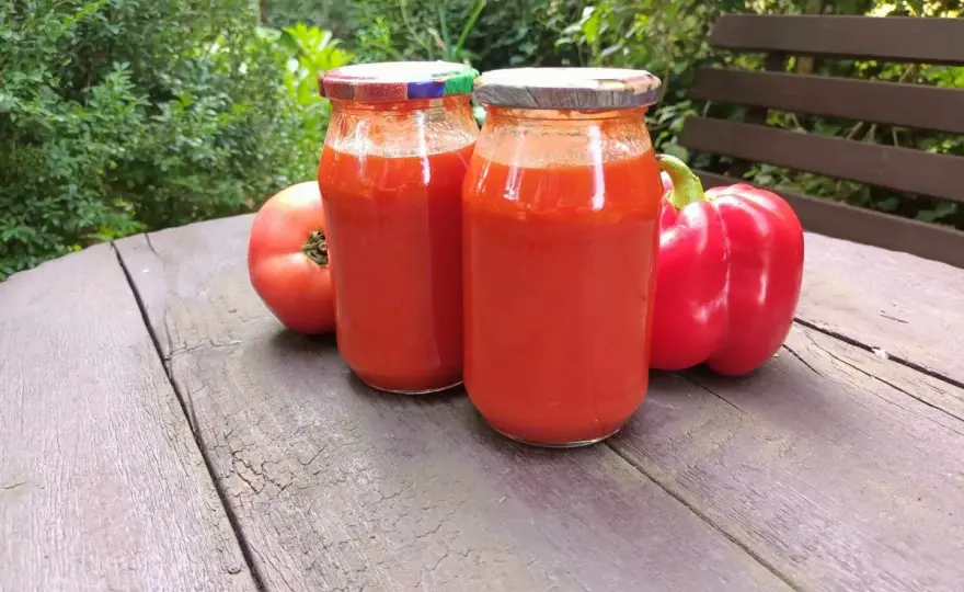 Sos paprykowo pomidorowy - przepis na idealny smak lata