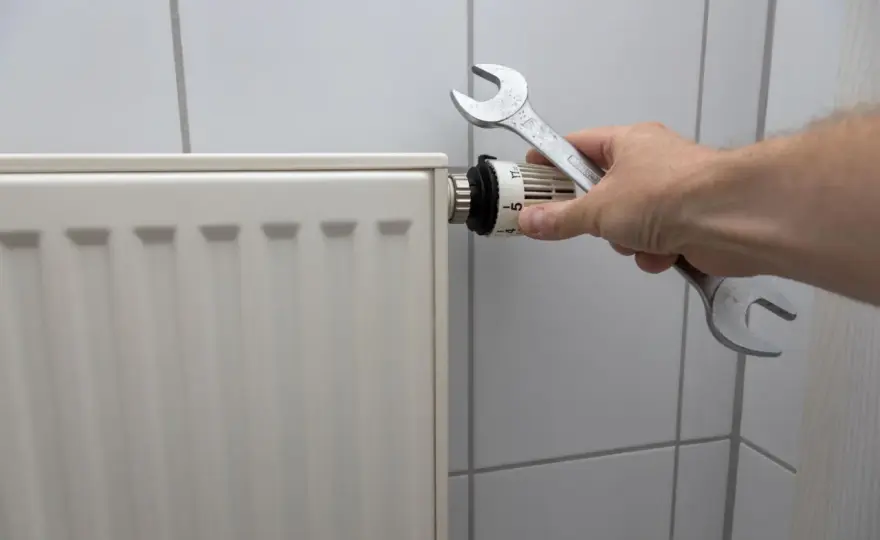 Jak spuścić wodę z grzejnika - Instrukcja krok po kroku bez zalania