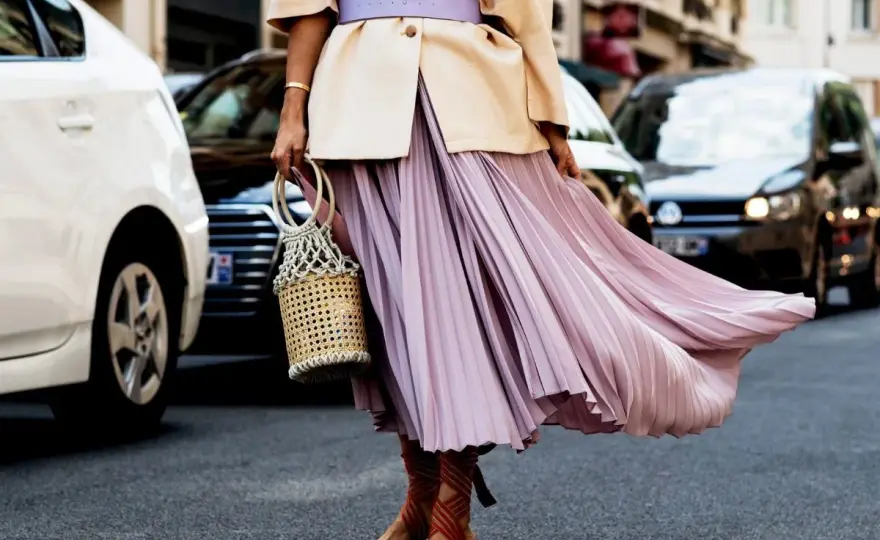 Plisowana spódnica - eleganckie stylizacje na każdą okazję