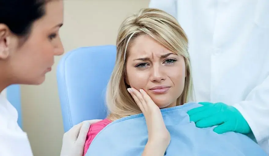 Ból zęba po zatruciu: Jak sobie radzić i kiedy do dentysty?