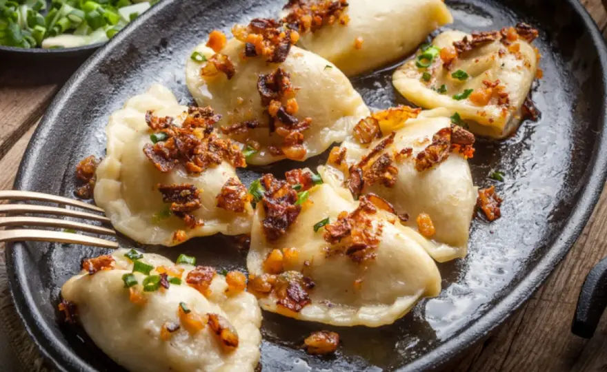 Pierogi z mięsem - przepis na idealne ciasto i farsz