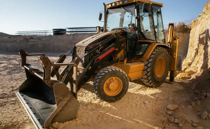 Jaki olej do koparki JCB? Wybierz mądrze i uniknij błędów