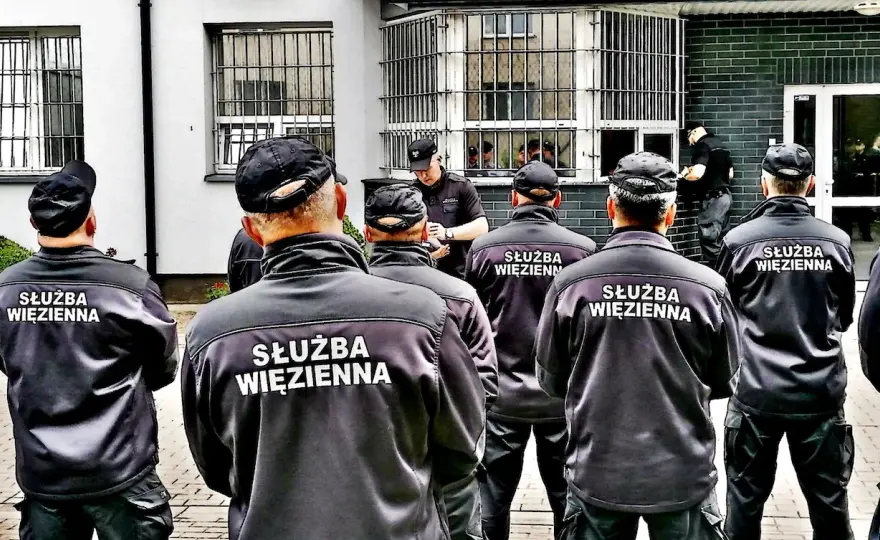 Ile może chorować funkcjonariusz służby więziennej? Poznaj kluczowe zasady