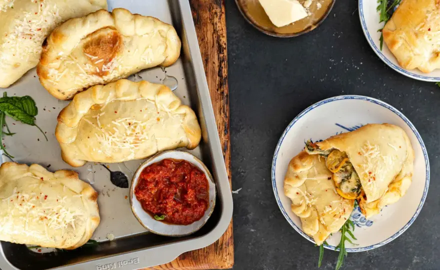 Mini calzone - przepis na idealne chrupiące kieszonki