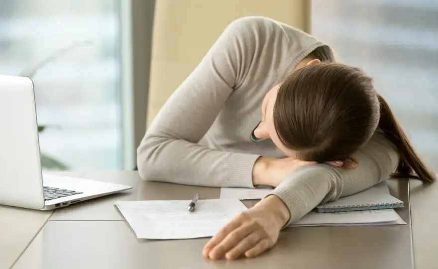 Magnez a psychika: Rozdrażnienie, lęk, bezsenność czy brakuje Ci go?