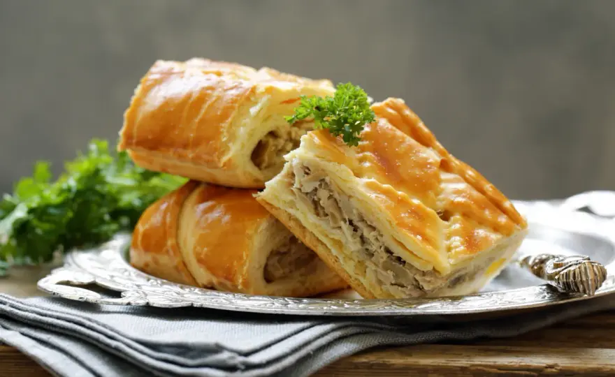 Ciasto francuskie z kurczakiem - Przepis na idealną przekąskę!
