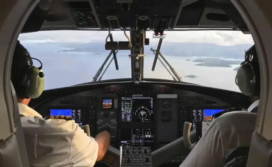 Ile zarabia pilot samolotu? Pensje w cywilu i wojsku