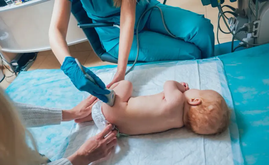 Strzelające stawy u niemowlaka - kiedy to norma, a kiedy USG bioder?