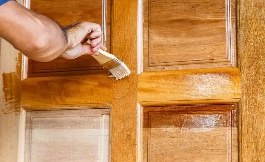 Jak odnowić drzwi wewnętrzne? Poradnik DIY i oszczędności!