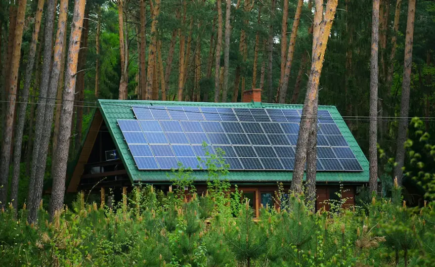 Przydomowe elektrownie słoneczne: jak obniżyć rachunki za prąd?