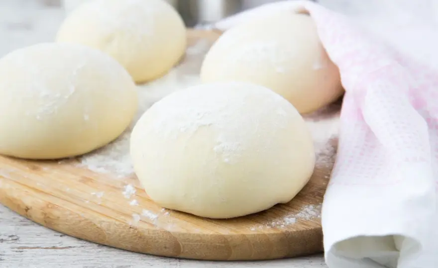 Idealne ciasto na pizzę – przepis, który zawsze działa!