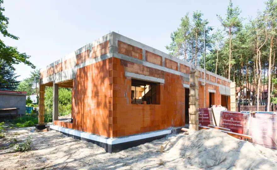 Dom bez pozwolenia - koszty, błędy, formalności. Jak nie przepłacić?