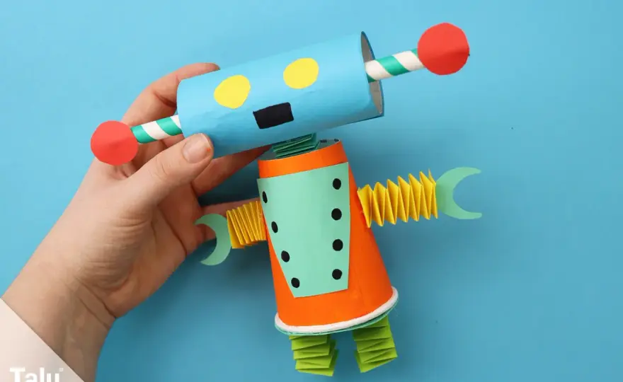 Roboter basteln mit Kindern - einfache Ideen aus Alltagsmaterialien
