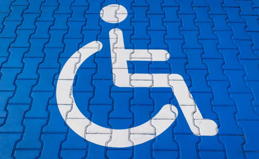 Czy opiekun osoby niepełnosprawnej może korzystać z karty parkingowej? Sprawdź zasady