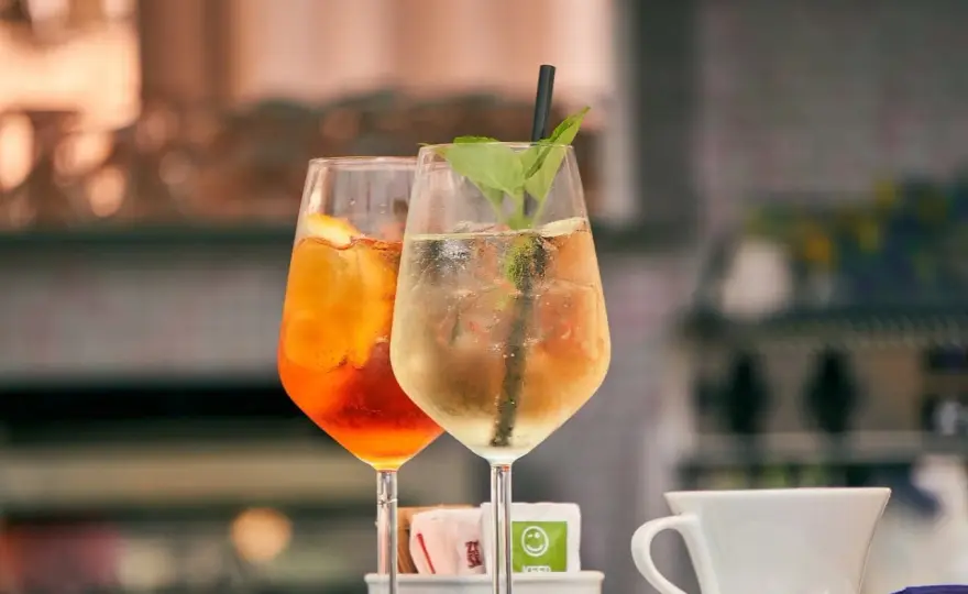 Drogi gin do owocowych drinków? Sprawdź, kiedy warto przepłacać