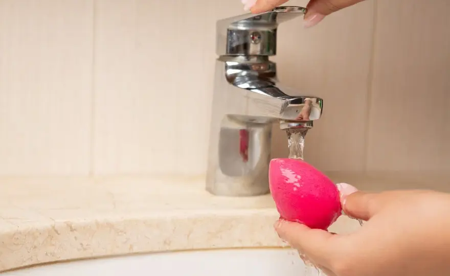 Cómo limpiar la esponja de maquillaje sin estropearla