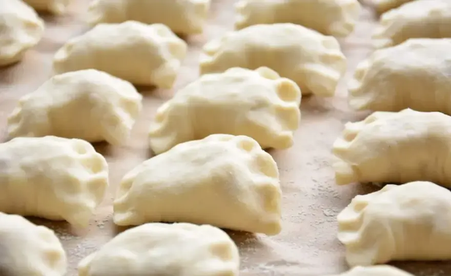 Ciasto na pierogi - prosty przepis na miękkie i elastyczne