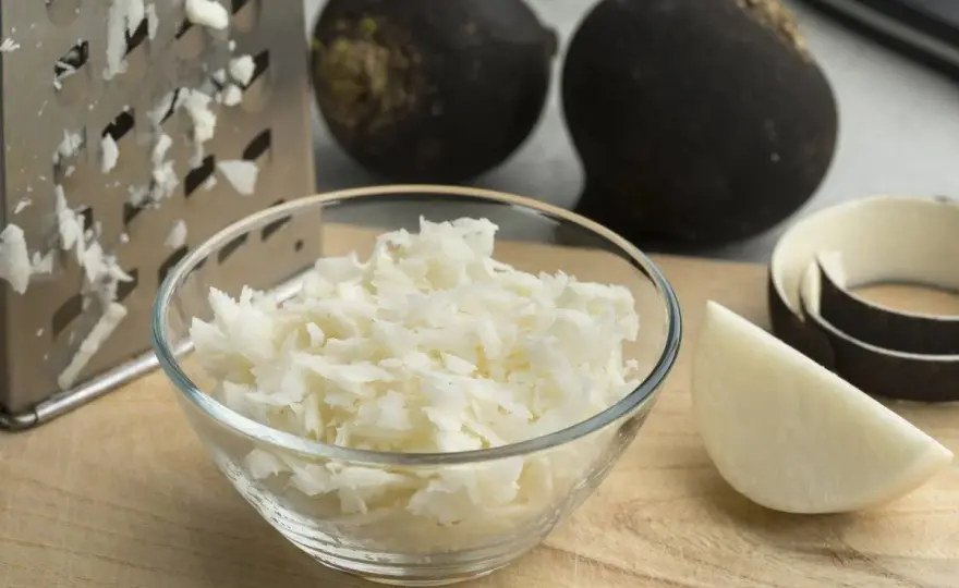 Czarna rzepa na włosy - Kiedy faktycznie pomaga i jak ją stosować?