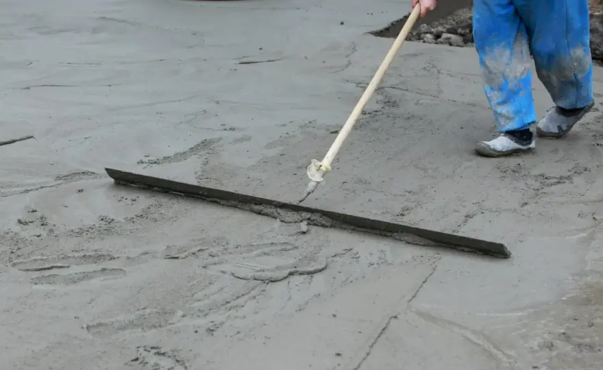 Jak przyspieszyć schnięcie wylewki i uniknąć pęknięć w betonie