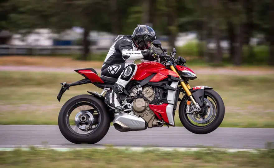 Ducati Streetfighter V4 czy V4 S? Różnice i dane techniczne