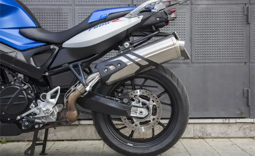 BMW F800R en detalle - lo mejor, lo peor y qué revisar al comprarla