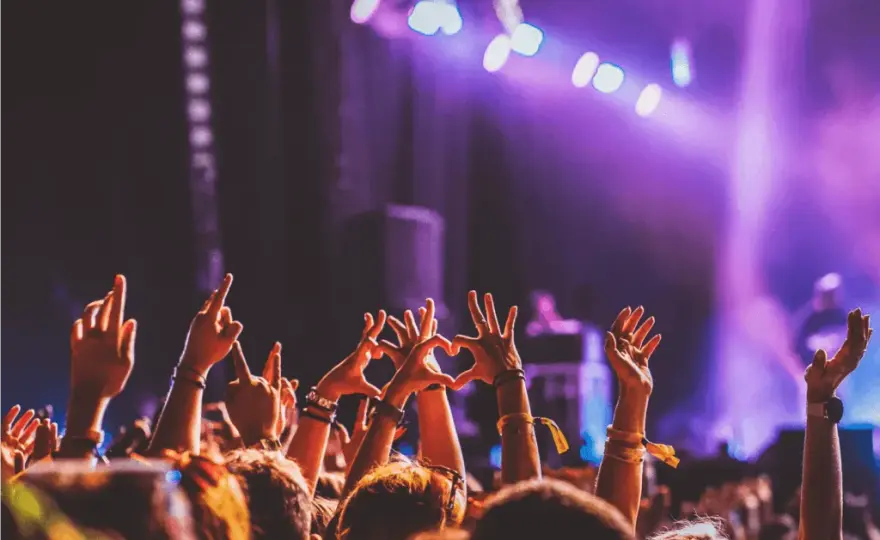 Rytmiczna elektronika: Poznaj polską scenę, gatunki i festiwale