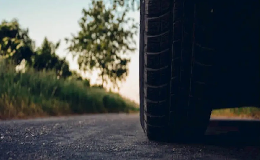 Opona 235/40 R19 - jak czytać rozmiar i dobrać felgę