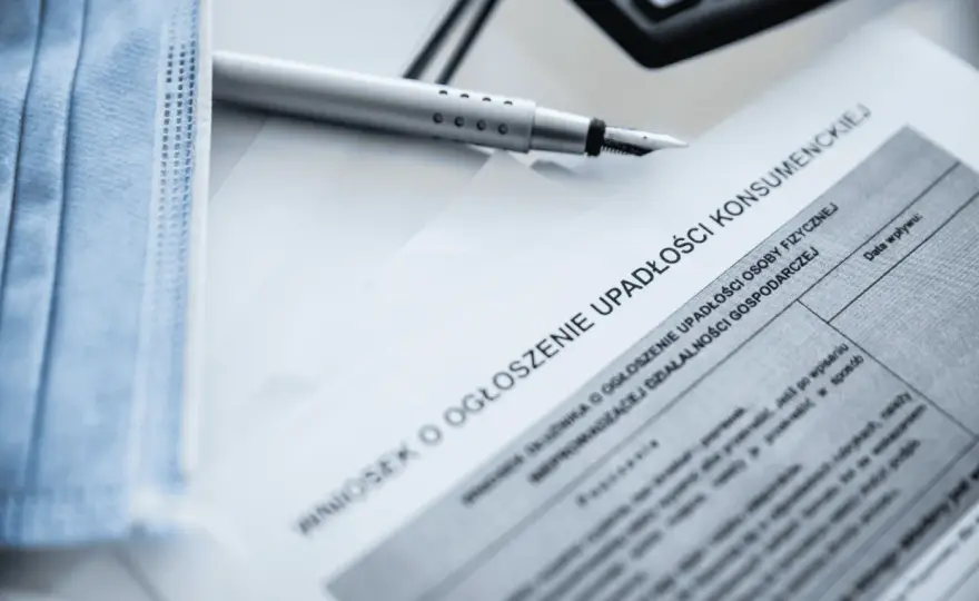 Czy upadłość konsumencka wstrzymuje egzekucję komorniczą? Sprawdź!