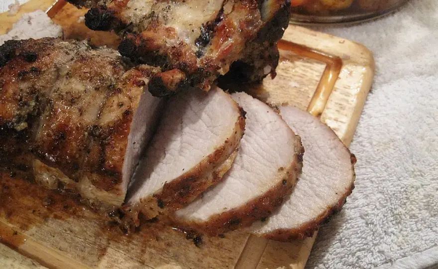 Ile piec schab z kością w piekarniku, aby był soczysty i smaczny?
