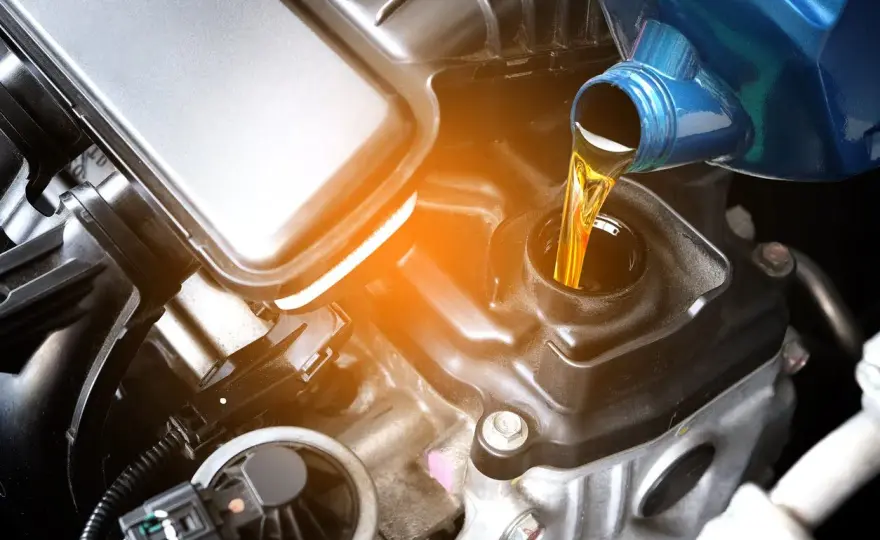 ¿Aceite de coche para moto? Riesgos y elección correcta