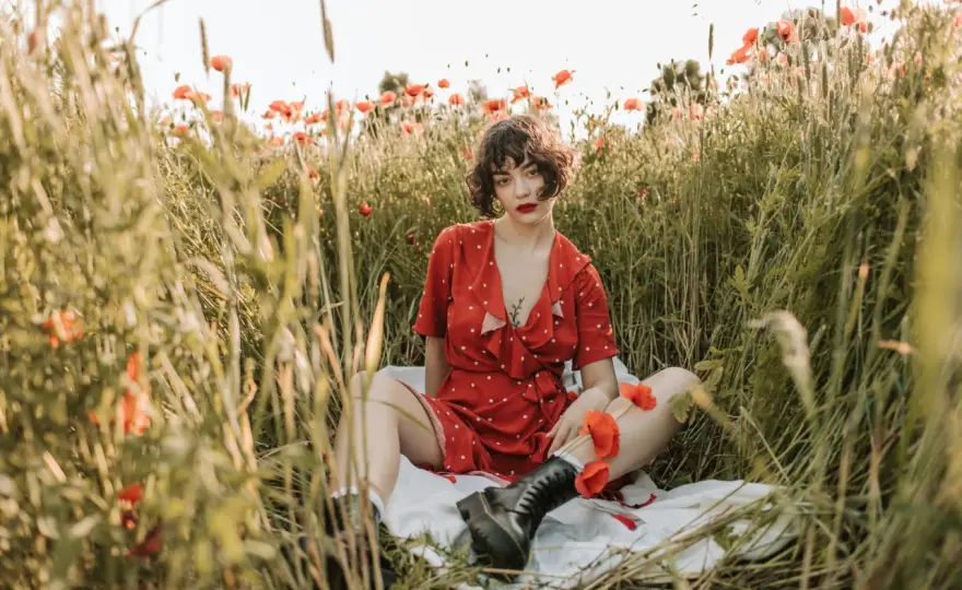 Tatuaż mak - Symbolika, style i błędy. Co mówi o Tobie?