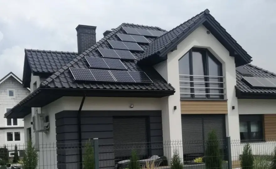 Wady i zalety energii słonecznej - poznaj plusy i minusy paneli fotowoltaicznych