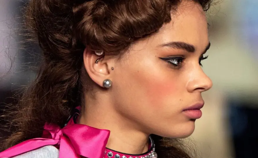 Tragus piercing - Gojenie, cena, biżuteria. Jak dbać?