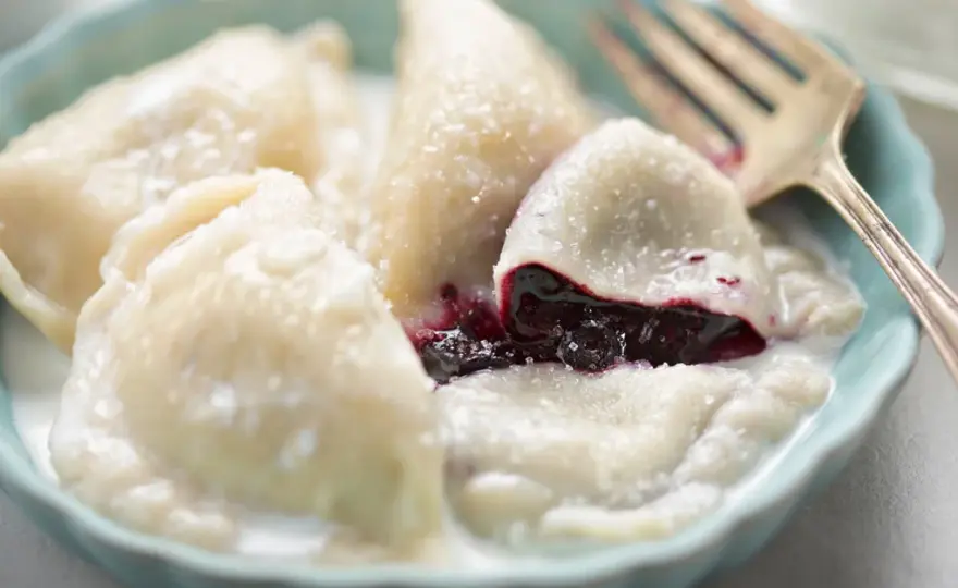 Pierogi z jagodami - jak zrobić cienkie ciasto i soczysty farsz