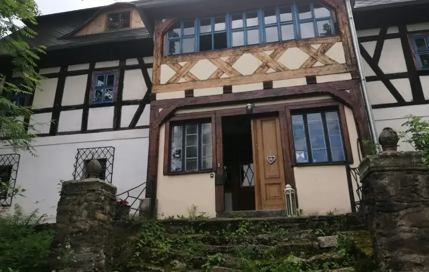 Zabytkowy dworek Mniszków 17: historia, architektura i okolice