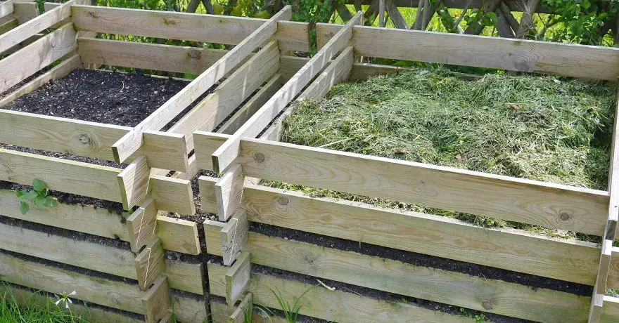 Kompost zerkleinern - Laub, Zweige und Rasenschnitt richtig mischen