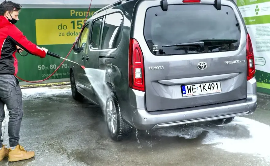 Ile trwa mycie samochodu na myjni? Sprawdź, co wpływa na czas!