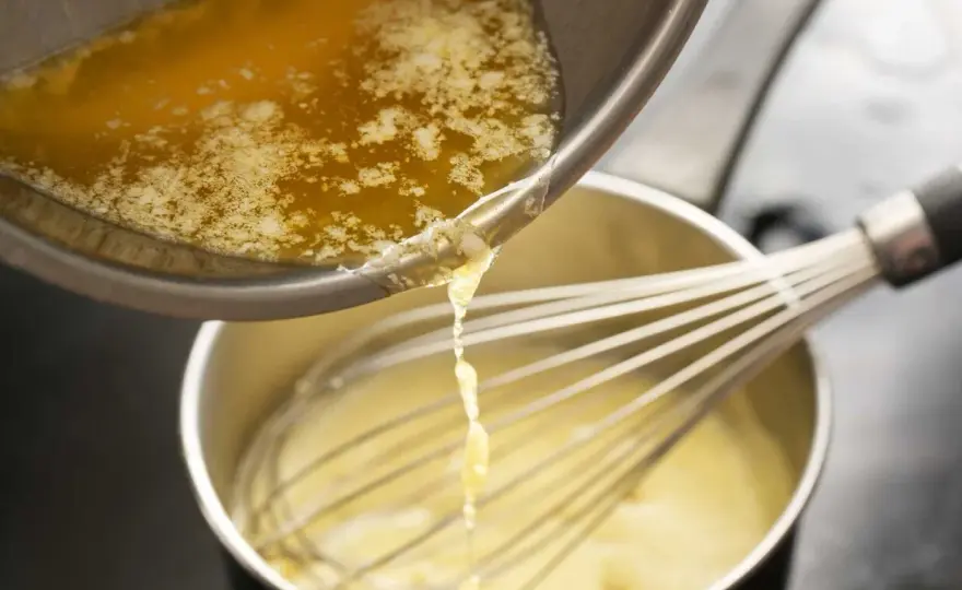 Jak zrobić sos z tłuszczu po kurczaku? Prosty przepis na gravy