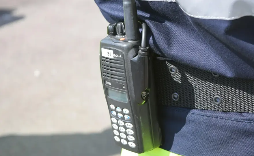 Częstotliwości na jakich nadaje policja: aspekty techniczne i prawne