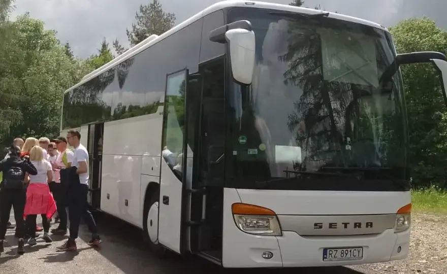 Jak przetrwać długą podróż autokarem bez stresu? Poradnik!