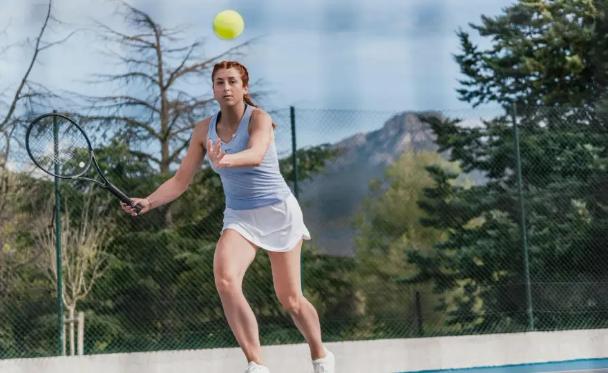 Tenis - Trening przy ścianie: Popraw technikę solo!