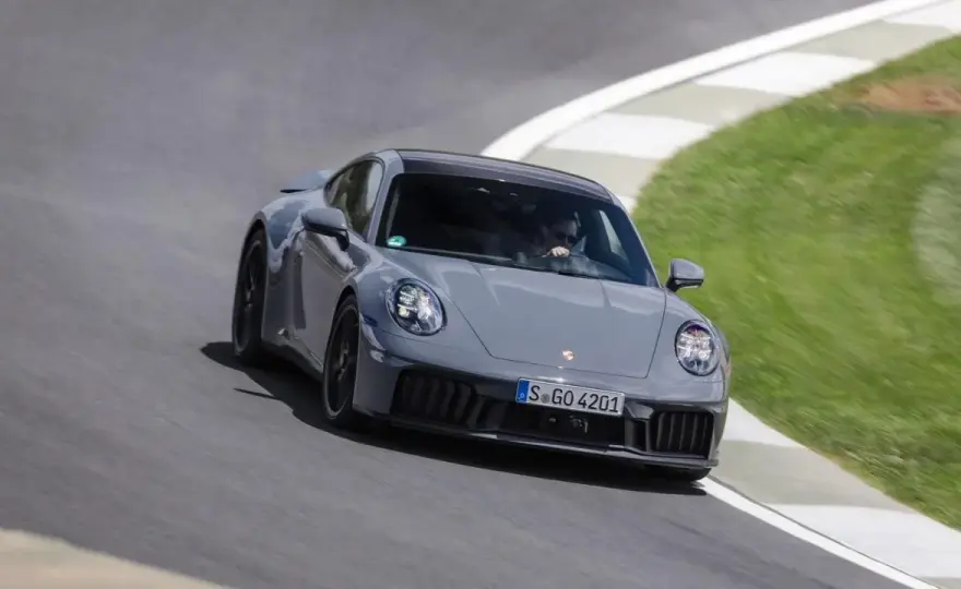 Auto sportive ibride, cosa cambia tra 911, Ferrari e BMW?