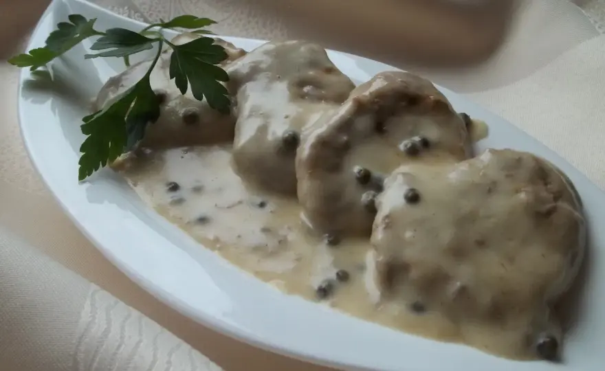 Polędwiczki w sosie z zielonego pieprzu: Łatwy przepis na elegancję